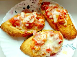 O poză a rețetei Bruschete cu roșii, mozzarella și prosciutto crudo.