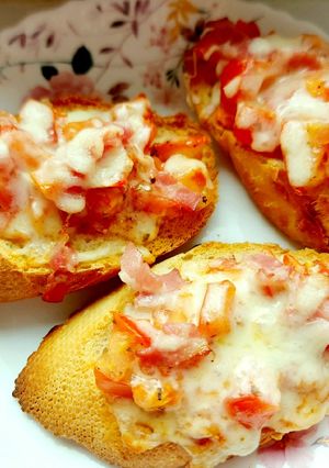 O poză a rețetei Bruschete cu roșii, mozzarella și prosciutto crudo.