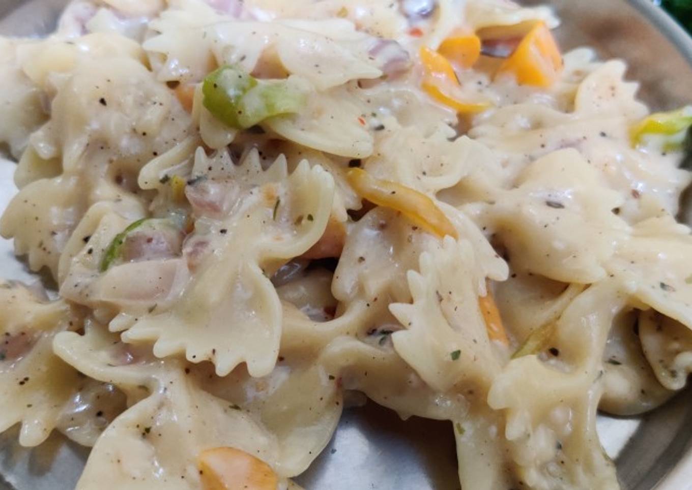 Creamy white souce pasta