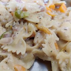 A picture of Creamy white souce pasta.