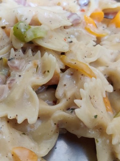 A picture of Creamy white souce pasta.
