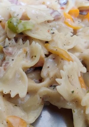 A picture of Creamy white souce pasta.