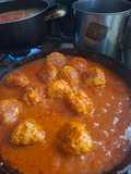 Albóndigas rellenas de queso en salsa de chipotle
