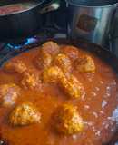 Albóndigas rellenas de queso en salsa de chipotle