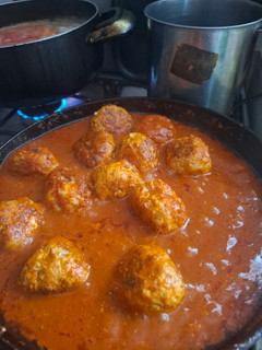 Una foto de Albóndigas rellenas de queso en salsa de chipotle