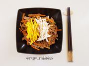 Una foto di spaghetti con shiitake
