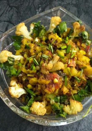 गोभी कोरमा विद ग्रीन गार्लिक (gobi korma with green garlic recipe in Hindi) रेसिपी मुख्य फोटो
