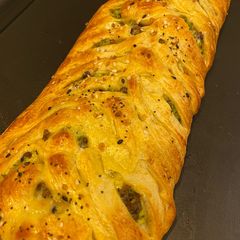 A picture of Everything Bagel Beef Broccoli Braid.
