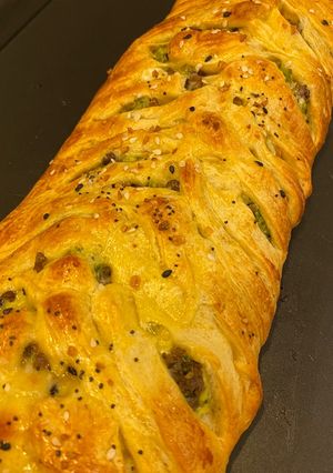 A picture of Everything Bagel Beef Broccoli Braid.
