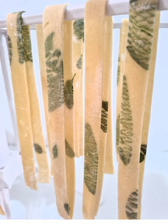 Una foto de Pasta pappardelle casera de orégano y albahaca