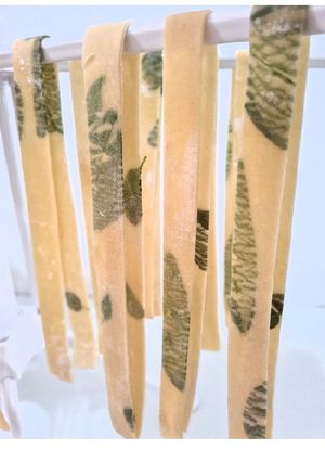 Una foto de Pasta pappardelle casera de orégano y albahaca