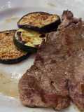 Ternera a la plancha con berenjena de guarnición
