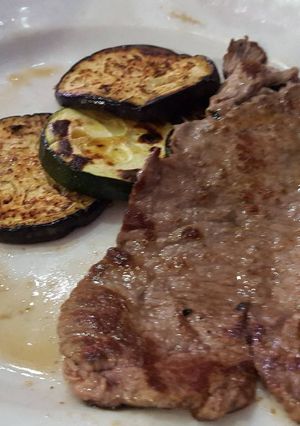 Una foto de Ternera a la plancha con berenjena de guarnición