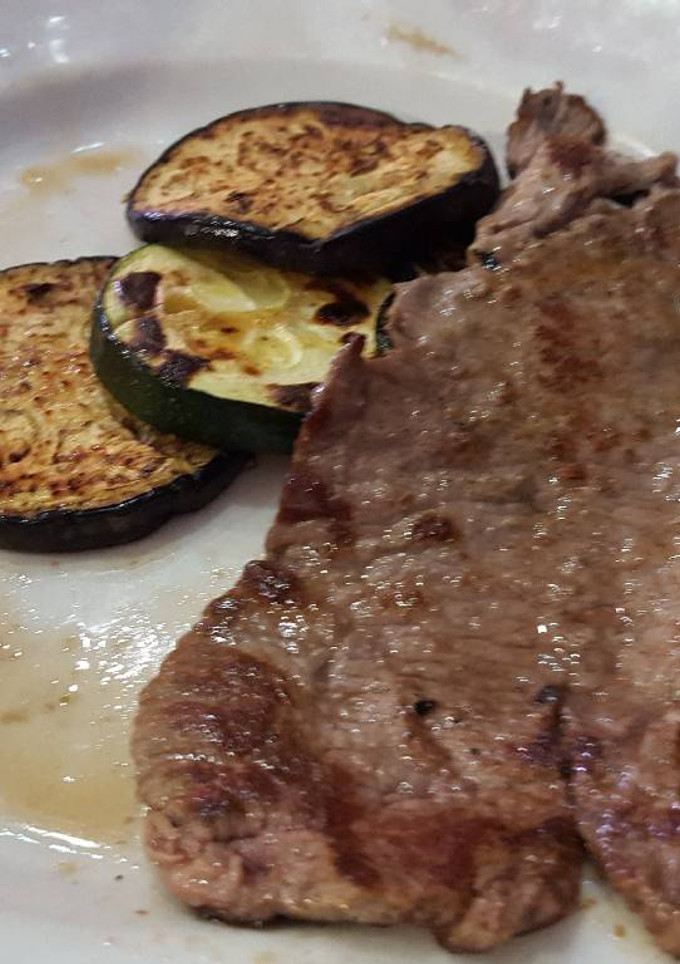 Una foto de Ternera a la plancha con berenjena de guarnición