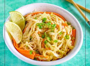 Foto principal de Fideos de arroz con verduras salteadas, huevo y salsa de cacahuete