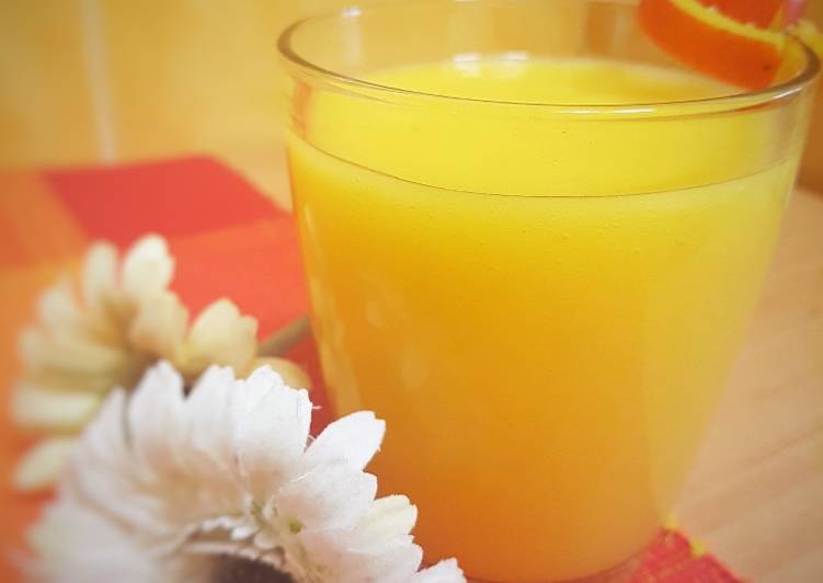 Smoothie de mango, piña y naranja