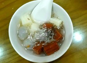 Hình của món Chè khúc bạch đơn giản ngẫu hứng (bột sắn dây, bột rau câu dẻo).