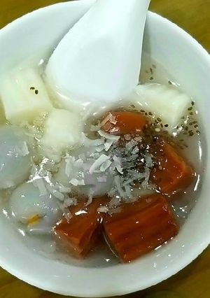 Hình của món Chè khúc bạch đơn giản ngẫu hứng (bột sắn dây, bột rau câu dẻo).