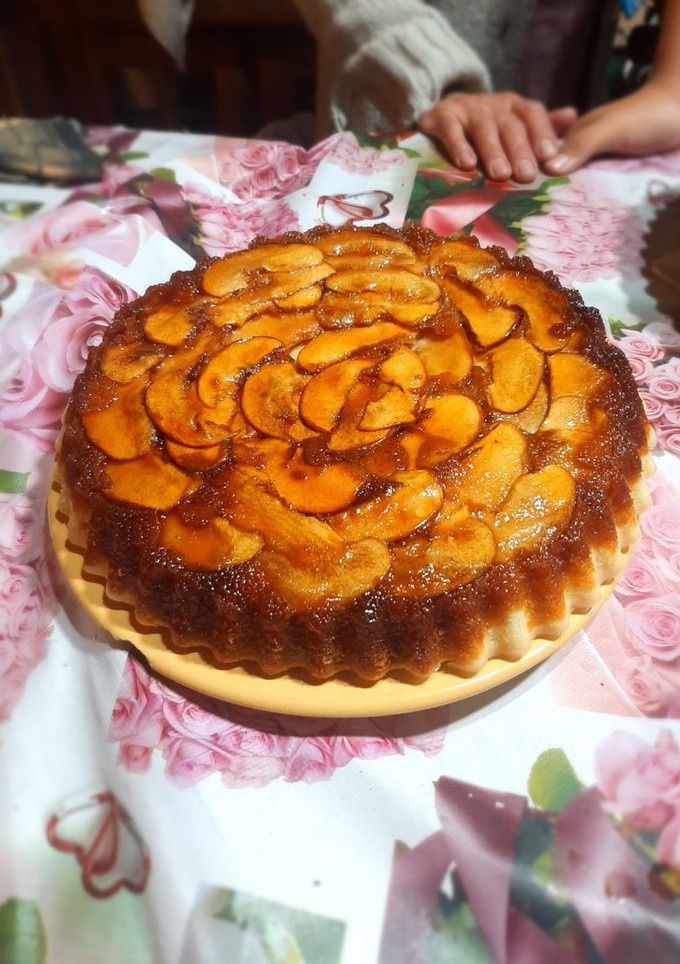 Una foto de Torta de manzana invertida, receta fácil y tradicional