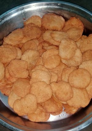 अजवाइन की खस्ता मठरियां (ajwain ki khasta mathriya recipe in Hindi) रेसिपी मुख्य फोटो