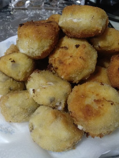 Una foto de Croquetas de pollo y champiñones