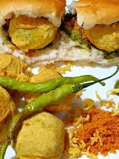 वडापाव (vada pav recipe in marathi) रेसिपी चे मुख्य फोटो