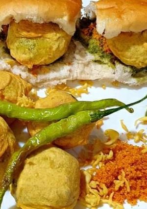 वडापाव (vada pav recipe in marathi) रेसिपी चे मुख्य फोटो 