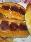 Pide cu carne tocată, cașcaval și cârnați