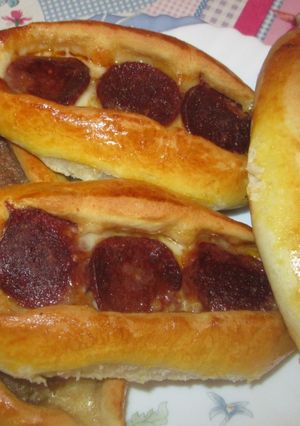 O poză a rețetei Pide cu carne tocată, cașcaval și cârnați.