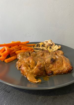 Una foto de Contramuslo de Pollo con Salsa Satay 🍗🥜