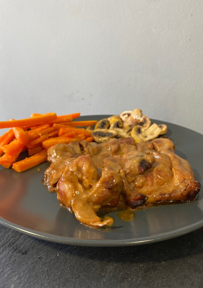 Una foto de Contramuslo de Pollo con Salsa Satay 🍗🥜