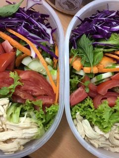 Hình của món Salat gà - Cơm trưa văn phòng.