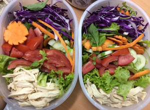Hình của món Salat gà - Cơm trưa văn phòng.