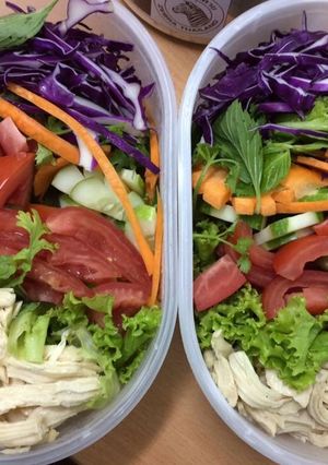 Hình của món Salat gà - Cơm trưa văn phòng.