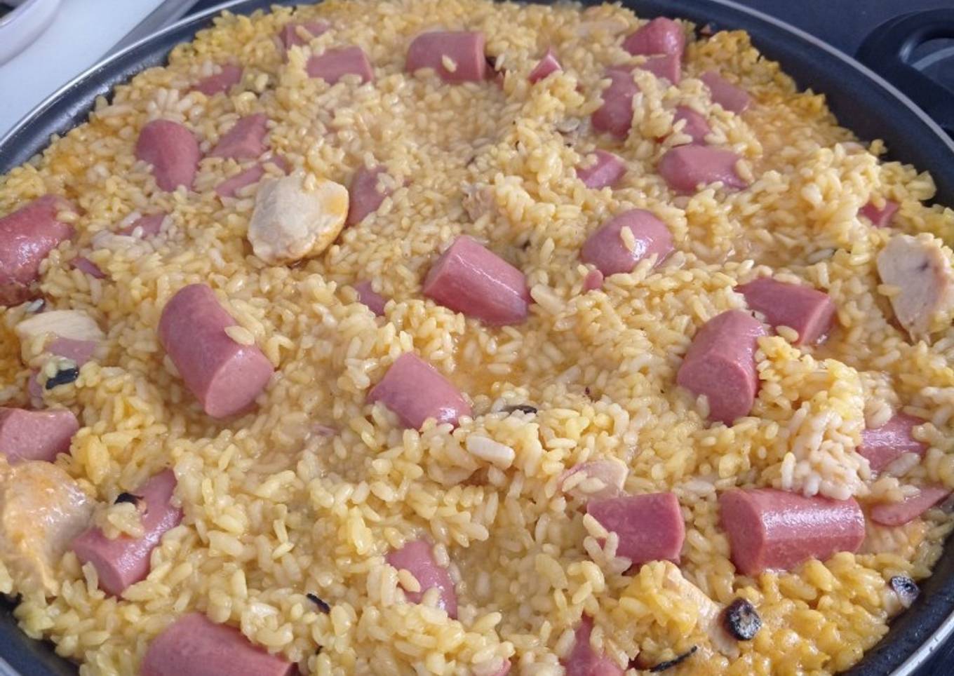 Arroz con salchichas y pollo