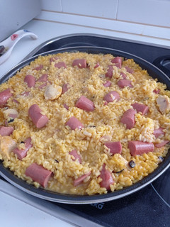 Una foto de Arroz con salchichas y pollo