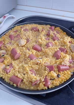 Una foto de Arroz con salchichas y pollo