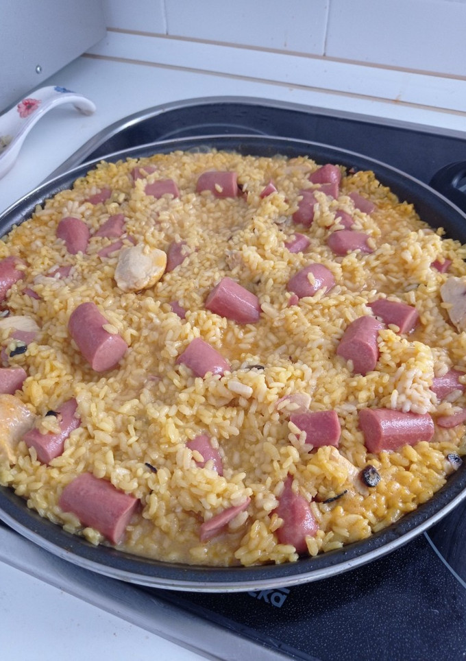 Una foto de Arroz con salchichas y pollo