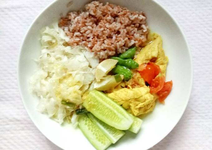 Soto Ayam lamongan + nasi + kubis : 335 kcal #menudiet