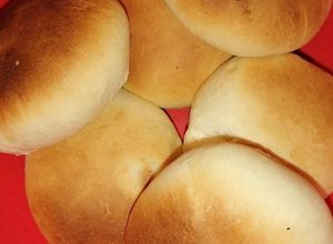 Una foto de Bollos rellenos de queso crema y jamón
