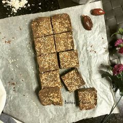 A picture of Oats Chia & Date Energy Bars.