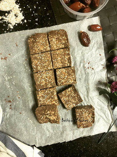 A picture of Oats Chia & Date Energy Bars.