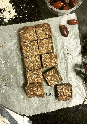 A picture of Oats Chia & Date Energy Bars.