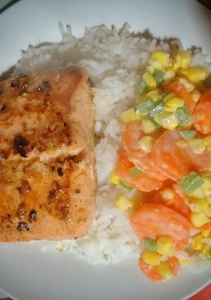 Una foto de Salmón con ensalada y arroz blanco