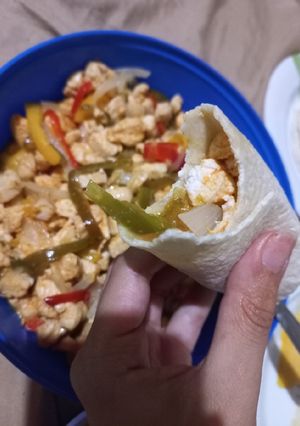 Una foto de Arrolladitos rellenos de pollo, morrón y cebolla