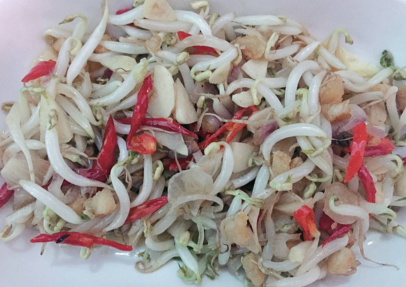 Sautéed bean sprout and salted fish (threadfin)