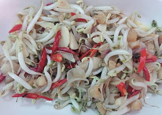 Recipe of Gordon Ramsay Sautéed bean sprout and salted fish (threadfin)