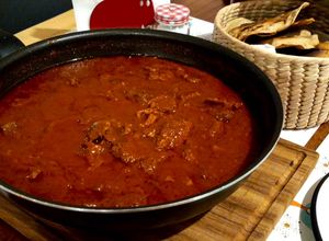 Una foto de Lengua en salsa asada