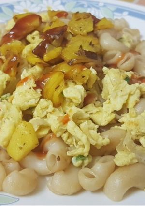 A picture of Macroni with scrambled egg and aaloo bhurjee.