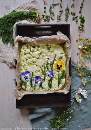 Zdjęcie przepisu Łatwa foccacia ze szpinakiem i bratkami.